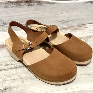 Lotta from Stockholm clogs. Low wood brown clogs in oiled nubuck.